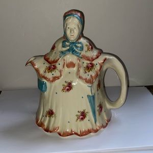 H. J. Woods and Son Sadler Little Old Lady teapot. Registration #827656